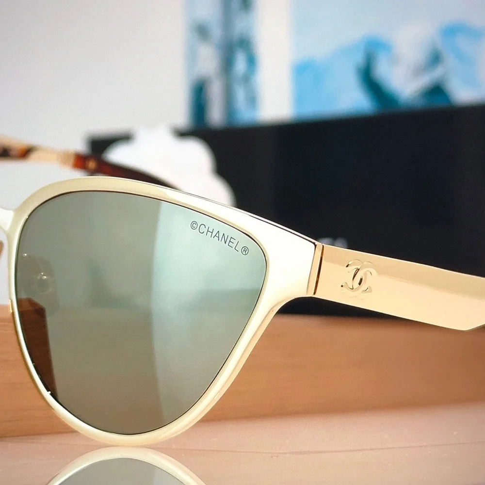 💕AUTH💕 CHANEL Gold Cat-Eye Sunglasses with Dark Lenses